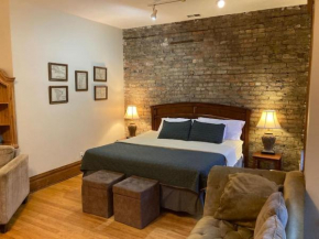 Large Room with King bed in the Lakeview - 3A